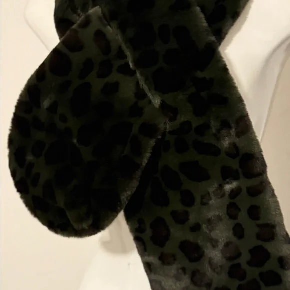 Echo Green Faux Fur Leopard Print Scarf - Picture 5 of 6